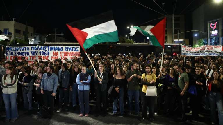 ΠΑΜΕ: Συγκέντρωση αλληλεγγύης στον Παλαιστινιακό λαό έξω από την πρεσβεία του Ισραήλ [εικόνες]