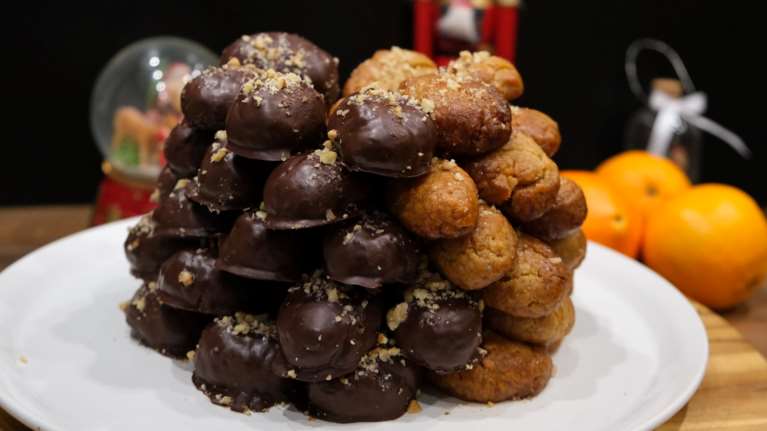 Το απόλυτο χριστουγεννιάτικο γλυκό - Συνταγή για τα πιο νόστιμα μελομακάρονα με σοκολάτα