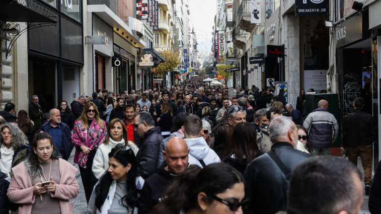 Κυριακή με ανοιχτά μαγαζιά: ​Κοσμοπλημμύρα στο κέντρο για τα δώρα των εορτών [βίντεο]