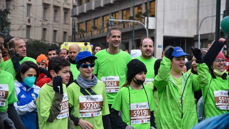 Κώστας Μπακογιάννης: Έτρεξε στον Ημιμαραθώνιο με τα παιδιά του Καλλιτεχνικού Γυμνασίου Αθηνών - "Φάγαμε τη σκόνη τους"