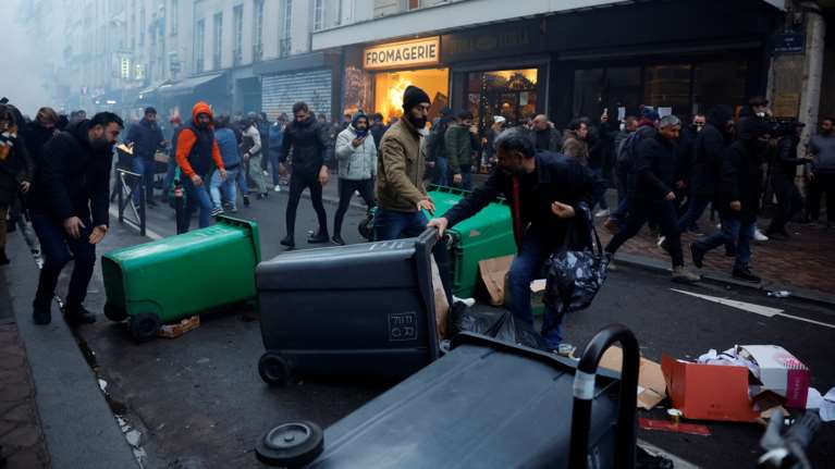 Επεισόδια στο Παρίσι μετά το μακελειό: Στους δρόμους Κούρδοι διαδηλωτές - Δακρυγόνα, φωτιές και οδοφράγματα [εικόνες]