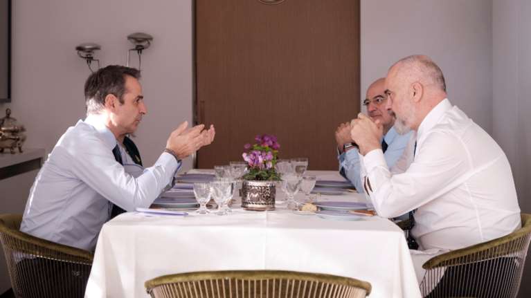 Γεύμα Μητσοτάκη - Ράμα στο σπίτι του Έλληνα πρωθυπουργού: &quot;Στο μενού&quot; οι διμερείς σχέσεις