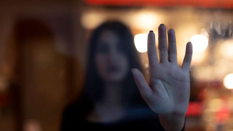 &quot;Ακόμη και σήμερα η αδερφή μου κλείνει ερωτικά ραντεβού&quot; λέει η γυναίκα που ξεσκέπασε το κύκλωμα μαστροπείας