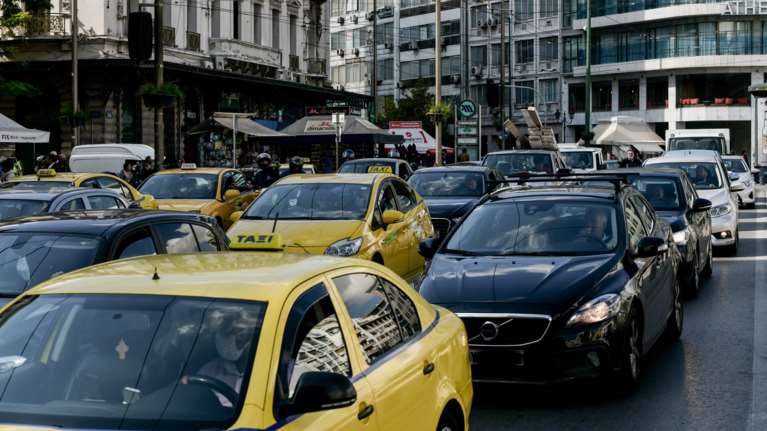 Μποτιλιάρισμα στο κέντρο - Καθυστερήσεις στην Αττική Οδό - Live η κίνηση στους δρόμους