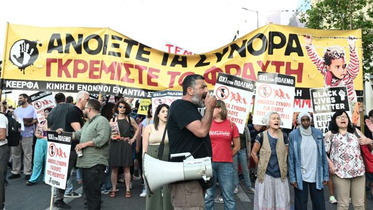 Κλειστοί δρόμοι στο κέντρο της Αθήνας: Συγκέντρωση διαμαρτυρίας για το ναυάγιο στην Πύλο [εικόνες]