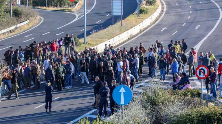 Αγρότες έκλεισαν την εθνική οδό Αθηνών - Λαμίας στον κόμβο της Ανθήλης