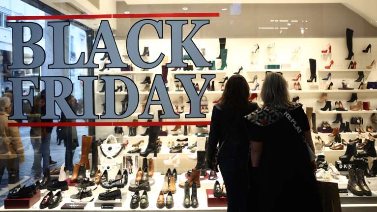 Black Friday: Αντίστροφη μέτρηση για την Παρασκευή των μεγάλων εκπτώσεων – Τι να προσέξουν οι καταναλωτές
