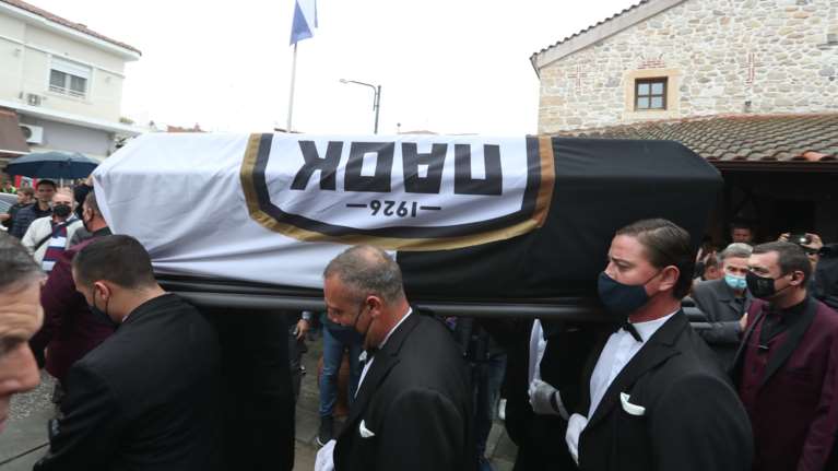 Σταύρος Σαράφης: Τελευταίο αντίο στον &quot;Καίσαρα&quot; του ΠΑΟΚ - Ράγισαν καρδιές στην κηδεία [εικόνες]