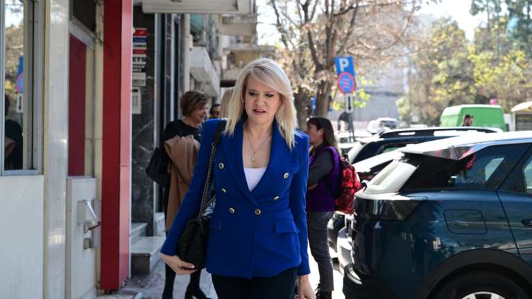 Η Τζάκρη παρέδωσε το κατηγορητήριο του ΣΥΡΙΖΑ για τον Καραμανλή στον Καλαφάτη - Δείτε το κείμενο