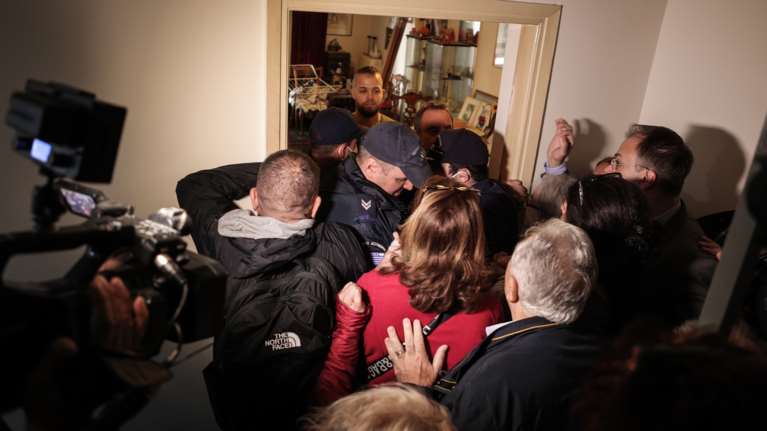 Έξωση Ιωάννας Κολοβού: Η απάντηση της ΕΛΑΣ για την παρουσία αστυνομικών - Θύελλα αντιδράσεων στο Twitter