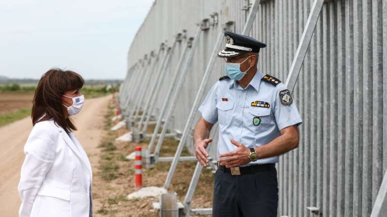 Ο ΣΥΡΙΖΑ θύμωσε με την φωτογραφία της Σακελλαρόπουλου στο τείχος του Έβρου - Η κυβέρνηση θυμίζει την &quot;εισβολή&quot; του 2020