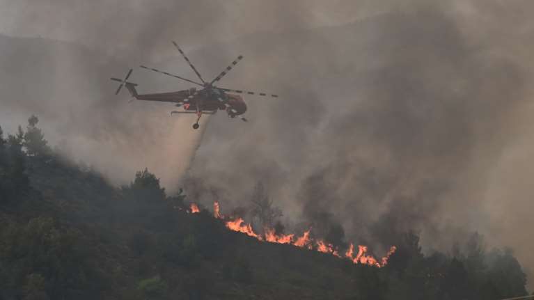 Φωτιά στον Δήμο Μαλεβίζου της Κρήτης - Σε δύσβατη περιοχή οι φλόγες, σηκώθηκαν και εναέρια μέσα