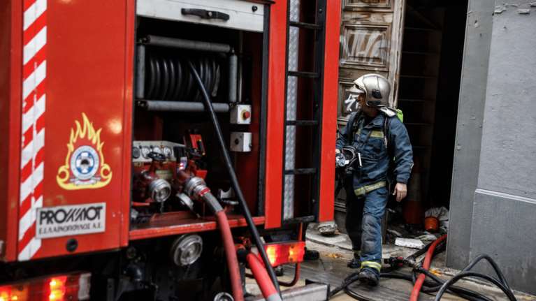 Εβαλαν φωτιά σε τράπεζα στα Ιλίσια