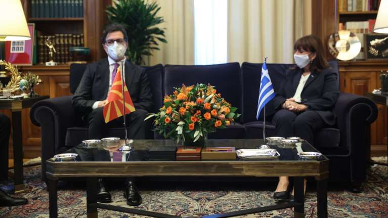 Η Σακελλαροπούλου στον Πρόεδρο της Β. Μακεδονίας: Χρειάζεται πλήρης και πιστή εφαρμογή της Συμφωνίας των Πρεσπών
