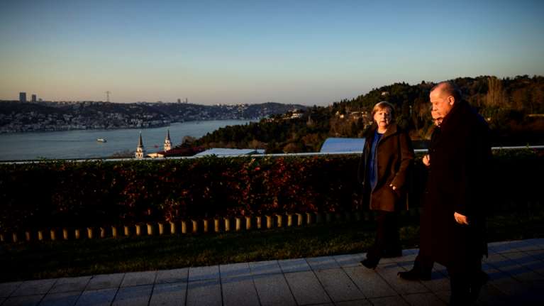 Ρίχνει γέφυρες ο Ερντογάν: Ζήτησε από τη Μέρκελ Σύνοδο ΕΕ - Τουρκίας