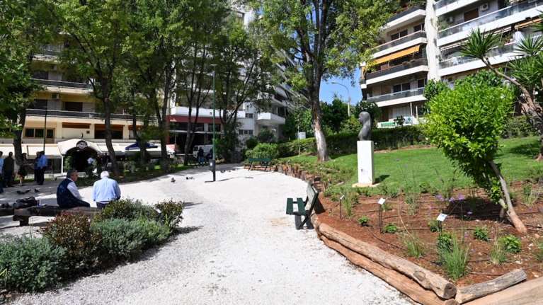 Δήμος Αθηναίων: Μεταμορφώθηκε η πλατεία "Σοφία Βέμπο" στους Αμπελόκηπους – Πράσινη επέλαση με 1.120 νέα φυτά