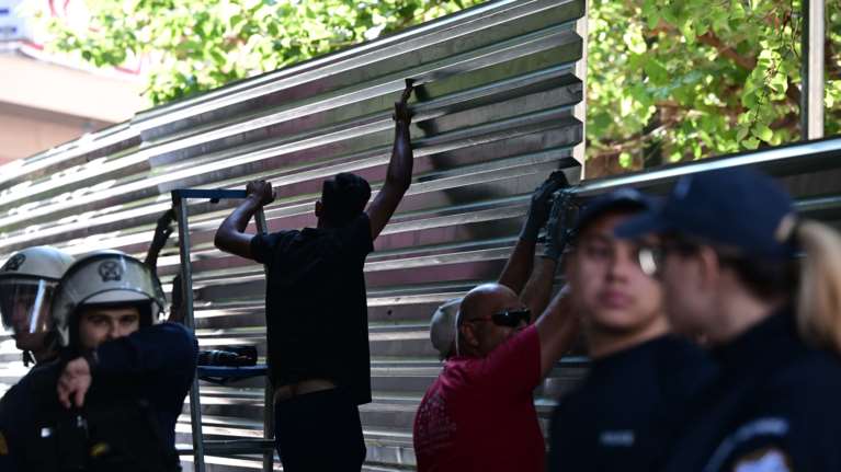 Ένταση στα Εξάρχεια για την επέκταση του Μετρό - Διαμαρτυρίες από τους κατοίκους [εικόνες]