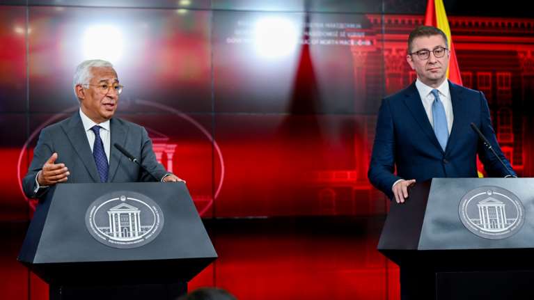 Ο Κόστα καλεί τη Β. Μακεδονία να αλλάξει το Σύνταγμα για να ξεκινήσουν οι ενταξιακές διαπραγματεύσεις - 'Όχι" από τον Μίτσκοσκι