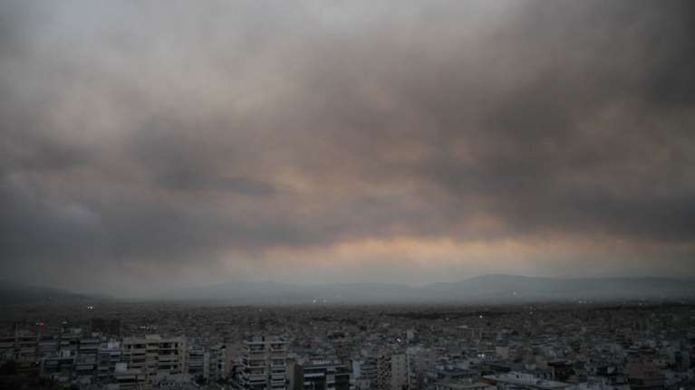 Έκκληση του Εθνικού Αστεροσκοπείου για τη φωτιά στη Βαρυμπόμπη: Μείνετε σπίτι με ερμητικά κλειστά παράθυρα και πόρτες