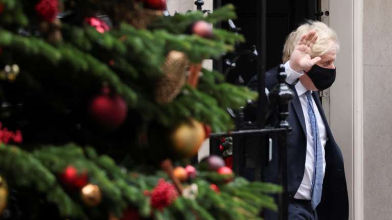 Ντάουνινγκ Στριτ: Σάλος με βίντεο για πάρτι που έγινε εν μέσω lockdown - Εξοργισμένος δηλώνει ο Τζόνσον [βίντεο]