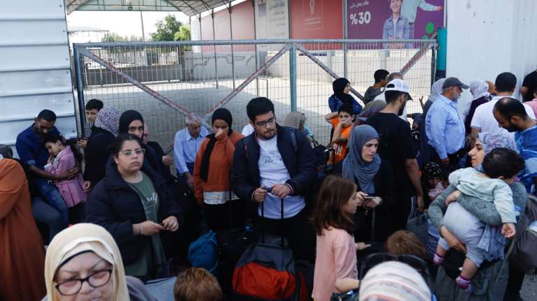 Εγκλωβισμένοι στη Γάζα: Ούτε τα ξένα διαβατήρια ανοίγουν τη διάβαση της Ράφα - "Αυτή τη φορά είναι γενοκτονία"