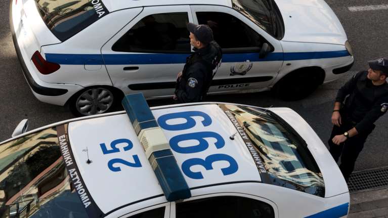 Αγρια επίθεση σε 63χρονη στη Νίκαια: Μπουνιές για μία αλυσίδα