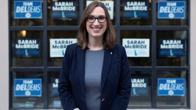 Η Σάρα ΜακΜπράιντ ετοιμάζεται να γράψει ιστορία και να γίνει το πρώτο διεμφυλικό μέλος του αμερικανικού Κογκρέσου