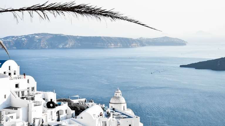 Guardian: Η Ελλάδα στέλνει την αστυνομία στα νησιά όπου η μετάλλαξη Δέλτα κτυπά "κόκκινο"