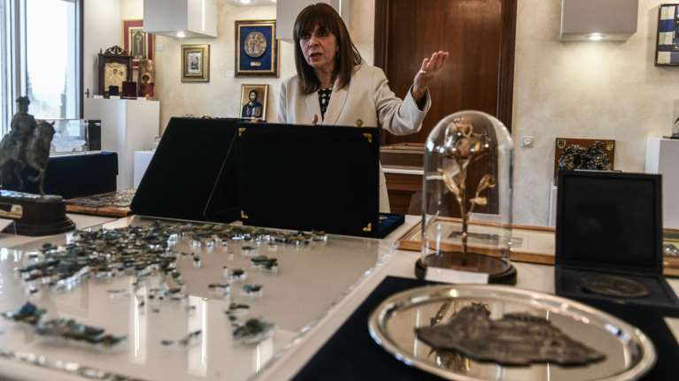 Στην ελληνική πρεσβεία στο Λονδίνο 32 αντικείμενα του Γ. Σεφέρη - Με πρωτοβουλία της Κατ. Σακελλαροπούλου