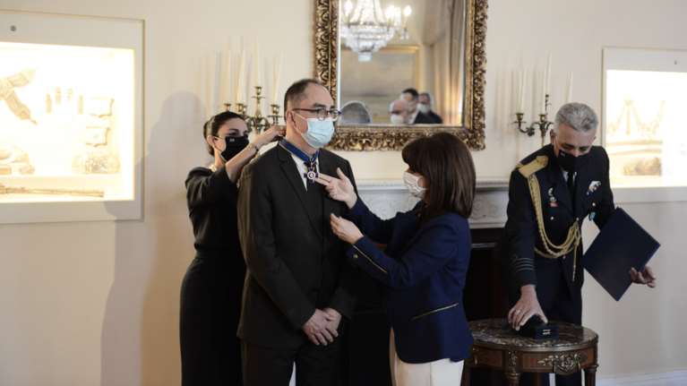 Η Κατερίνα Σακελλαροπούλου παρασημοφόρησε τον πρόεδρο του Μουσείου του Λούβρου