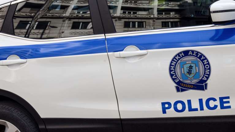 Ιδιοκτήτης καταστήματος ακινητοποίησε διαρρήκτη που μπήκε από τον φωταγωγό