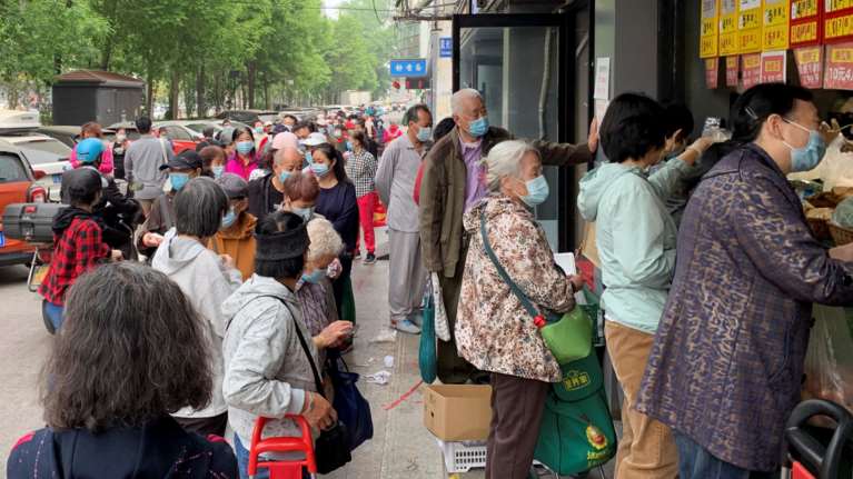 Κορονοϊός: Φόβοι για lockdown τύπου Σανγκάης και στο Πεκίνο - Απομόνωσαν 10 κτίρια, ουρές για τρόφιμα [εικόνες]