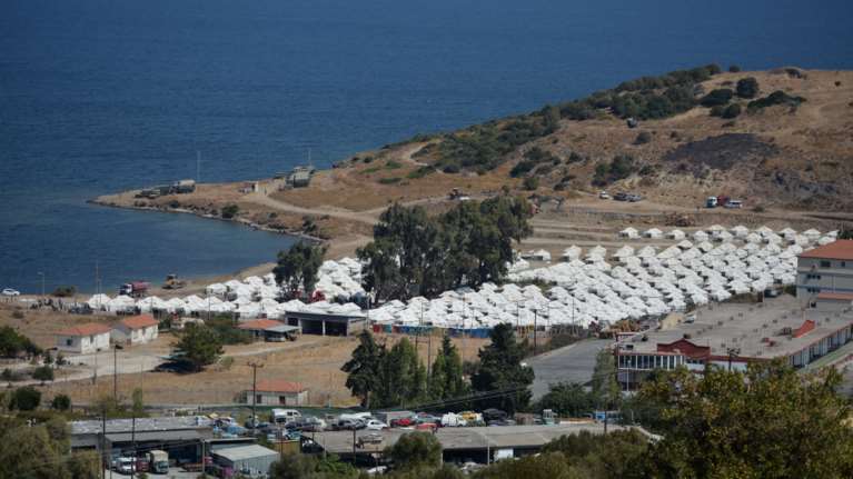 Καρά Τεπέ: 300 μετανάστες έχουν ήδη εγκατασταθεί στο προσωρινό κέντρο υποδοχής της Λέσβου