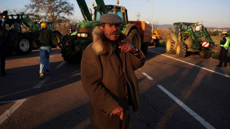 Ευρώπη: Συνεχίζονται οι κινητοποιήσεις των αγροτών σε πολλές χώρες - Μόνο οι Γάλλοι διαλύουν τα μπλόκα