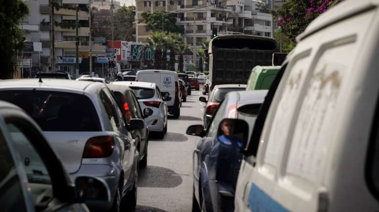 Τροχαίο στο Ελληνικό με τρία οχήματα: Κλειστά και τα δύο ρεύματα της παραλιακής - Live η κίνηση