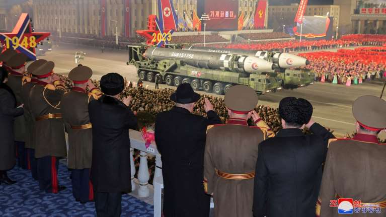 Βόρεια Κορέα: Νυχτερινή παρέλαση με αριθμό ρεκόρ διηπειρωτικών βαλλιστικών πυραύλων