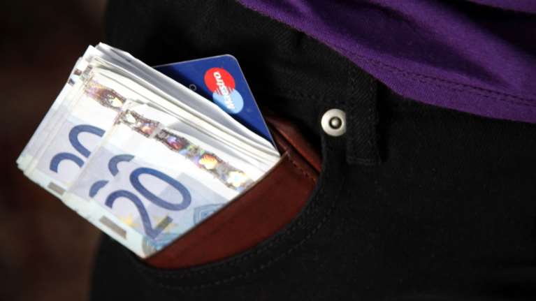 Ποια επαγγέλματα αμείβονται ακόμα και σήμερα με μετρητά στο χέρι και όχι με κάρτα