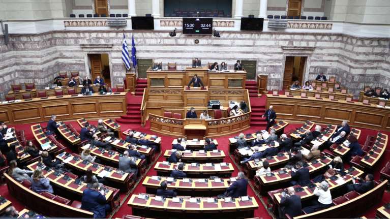 Ένταση στη Βουλή για την επιστολική ψήφο: Ιστορικό χρέος λέει η κυβέρνηση - Αντιπερισπασμό καταγγέλλει η αντιπολίτευση