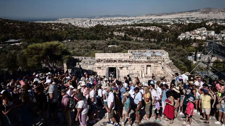 Πάνω από ένα εκατομμύριο τουρίστες την εβδομάδα του Δεκαπενταύγουστου - Βρετανοί και Γερμανοί ψηφίζουν Ελλάδα