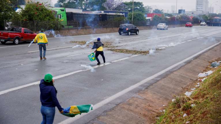 Βραζιλία: Λακωνικό διάγγελμα Μπολσονάρου μετά την ήττα του - Να επέμβει ο στρατός ζητούν οι υποστηρικτές του