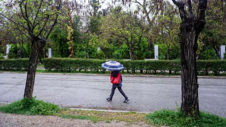 Αστατος ο καιρός: Βροχές, καταιγίδες και πτώση της θερμοκρασίας σήμερα