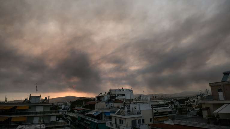 Φωτιά στη Βαρυμπόμπη: Αυτές είναι οι δέκα περιοχές στην Αττική με τον πιο μολυσμένο αέρα
