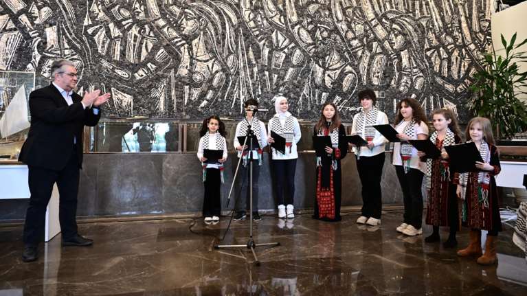 Δημήτρης Κουτσούμπας: Άκουσε τα κάλαντα από την παιδική χορωδία των Παλαιστινίων Ελλάδας [εικόνες]