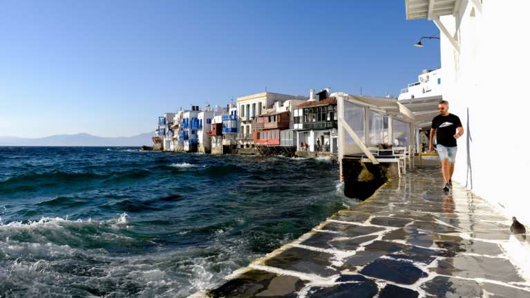 Μαφιόζικη επίθεση στη Μύκονο: Έστησαν καρτέρι σε ξενοδόχο, τον τράκαραν και τον χτύπησαν με λοστό