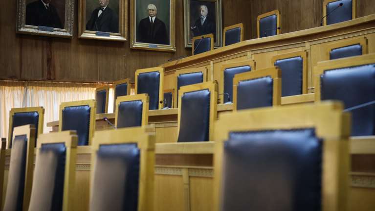 Στη φυλακή 49χρονη μητέρα:  "Παππού, η μαμά θα πέσει από τις σκάλες γιατί είναι πολύ μεθυσμένη"