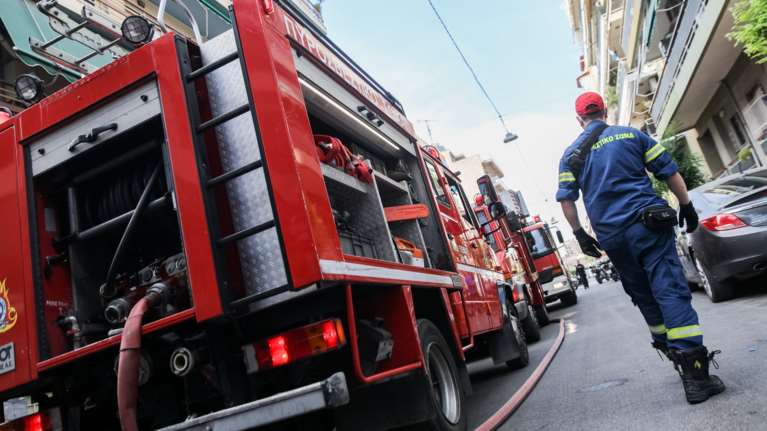 Φωτιά σε διαμέρισμα στη Νίκαια: Επιτόπου ισχυρές δυνάμεις της πυροσβεστικής και ειδικό βραχιονοφόρο όχημα