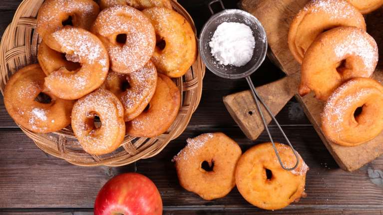 Συνταγή για πανεύκολα donuts μήλου στον φούρνο - Ετοιμα στο 10λεπτο, μυρίζουν υπέροχα