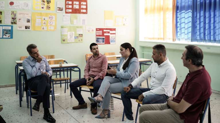 Μητσοτάκης με νεοδιορισθέντες εκπαιδευτικούς: 25.000 μόνιμοι διορισμοί ύστερα από 12 χρόνια στασιμότητας