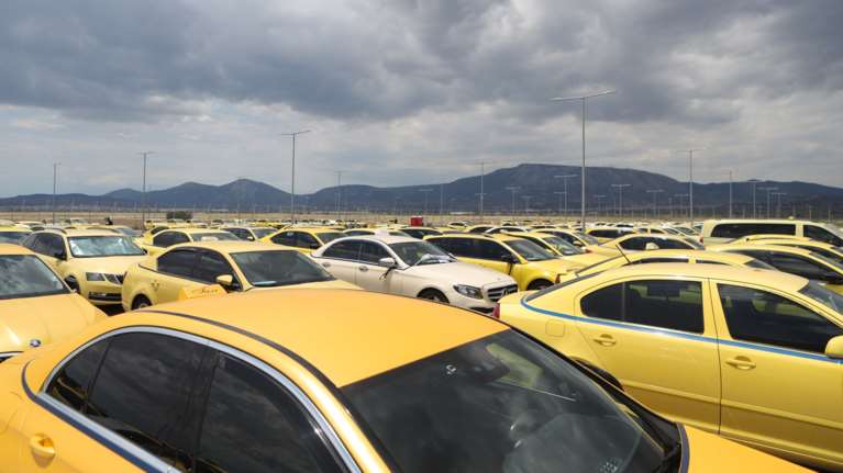 Απεργία ταξί: Μαραθώνια κινητοποίηση στο &quot;Ελ. Βενιζέλος&quot; - Κίτρινο &quot;ποτάμι&quot; προς το αεροδρόμιο [εικόνες - βίντεο]