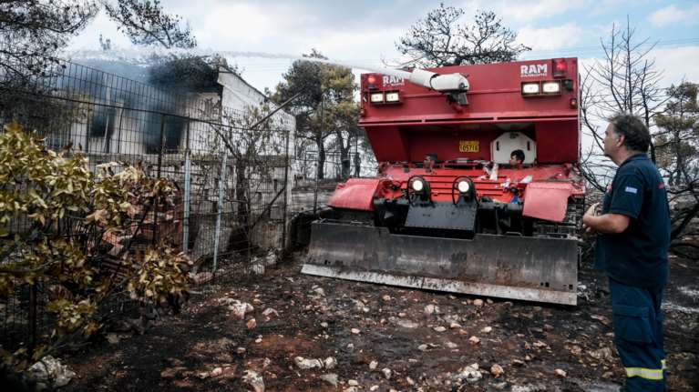 Χρυσοχοΐδης: Οριοθετήθηκε μερικώς η φωτιά στα Βίλια - Ολονύχτιες περιπολίες στρατού και αστυνομίας για πρόληψη πυρκαγιών